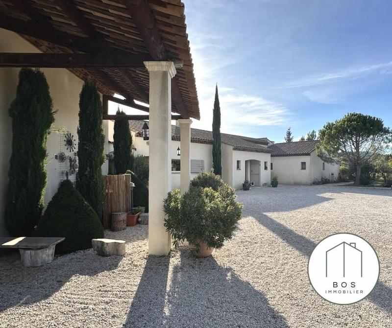 Villa - 296 m² - 6 pièces
