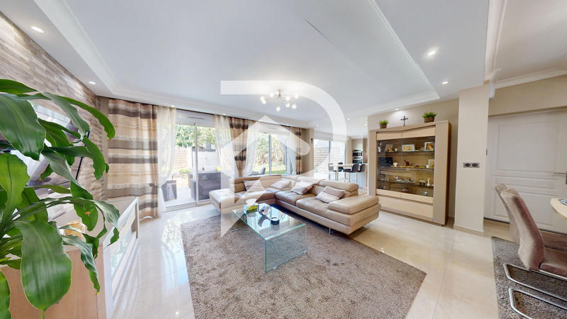 Maison - 235 m² - 8 pièces