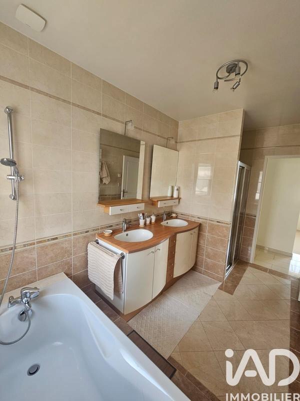 Maison - 211 m² - 8 pièces