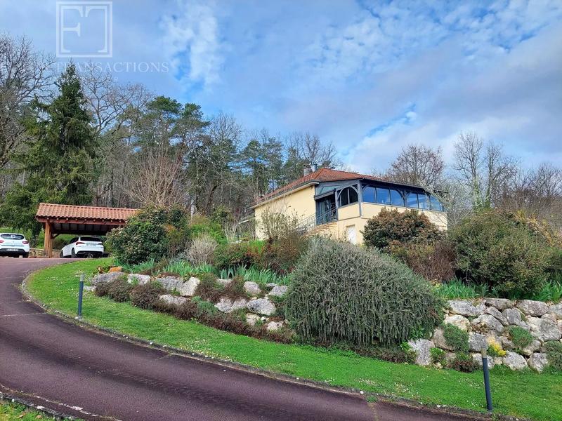 Maison - 207 m² - 9 pièces