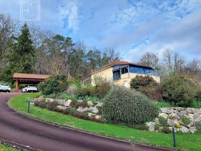 Maison - 207 m² - 9 pièces