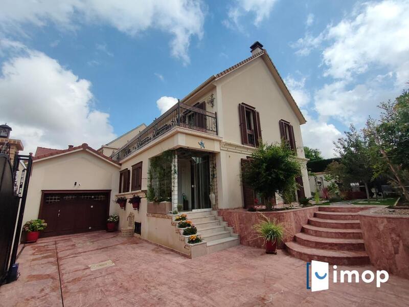 Maison - 214 m² - 8 pièces