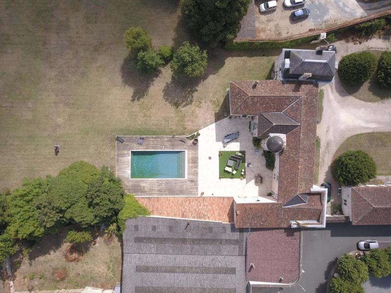 Maison - 460 m² - 18 pièces