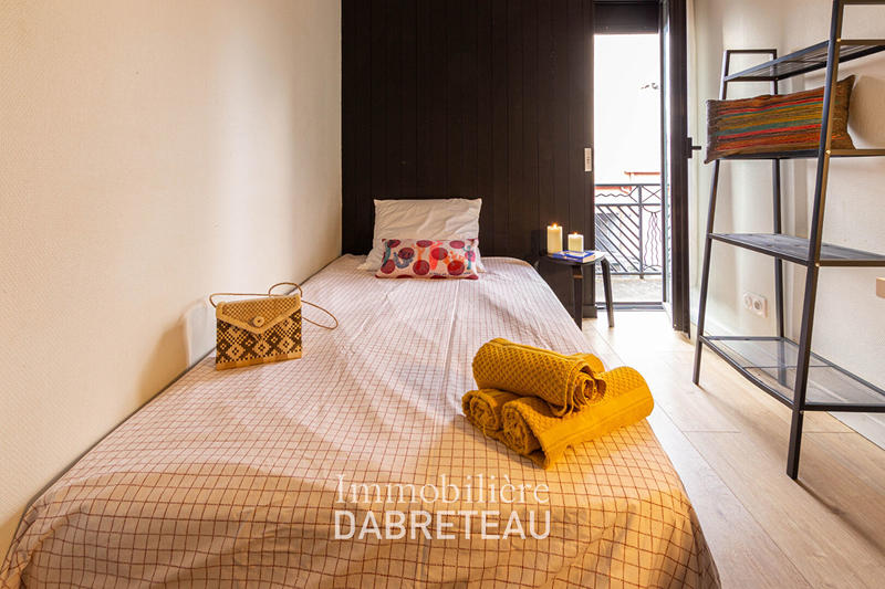 Chambre - 150 m² - 9 pièces