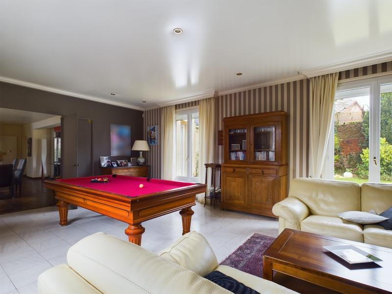 Maison - 280 m² - 9 pièces