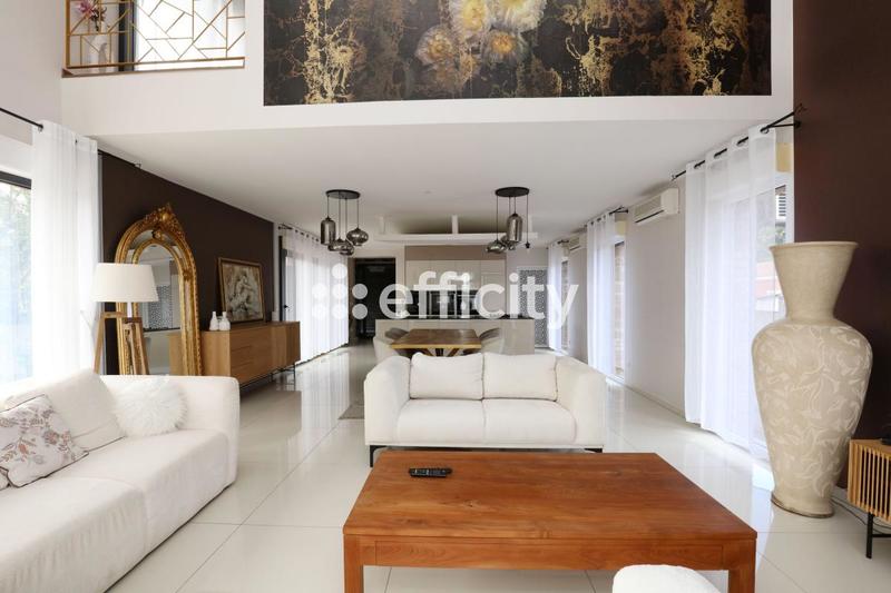 Maison - 220 m² - 7 pièces