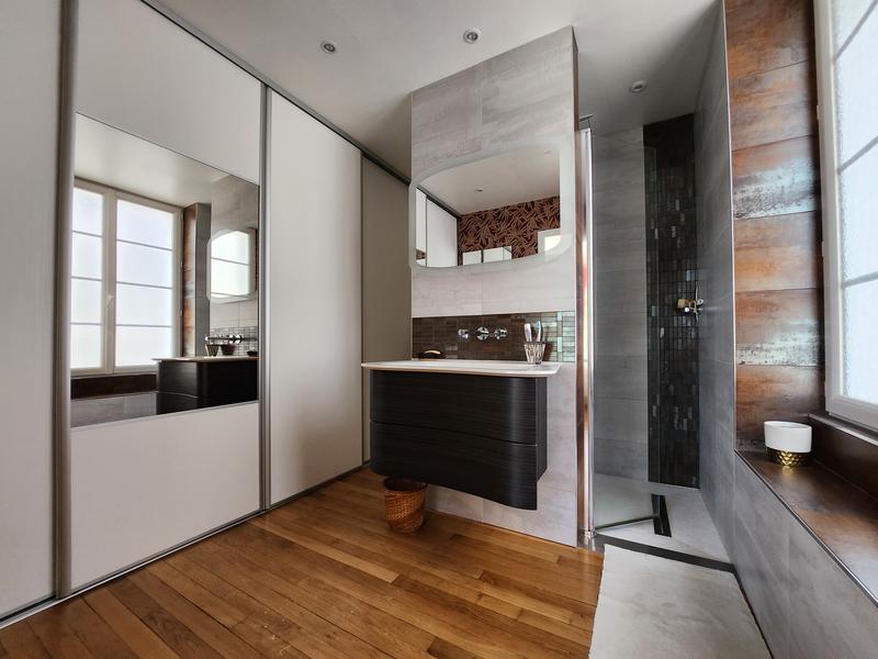 Maison - 218 m² - 9 pièces