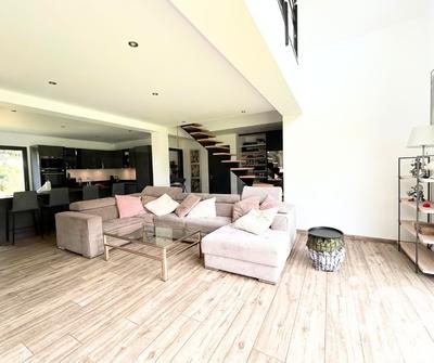 Maison - 151 m² - 6 pièces