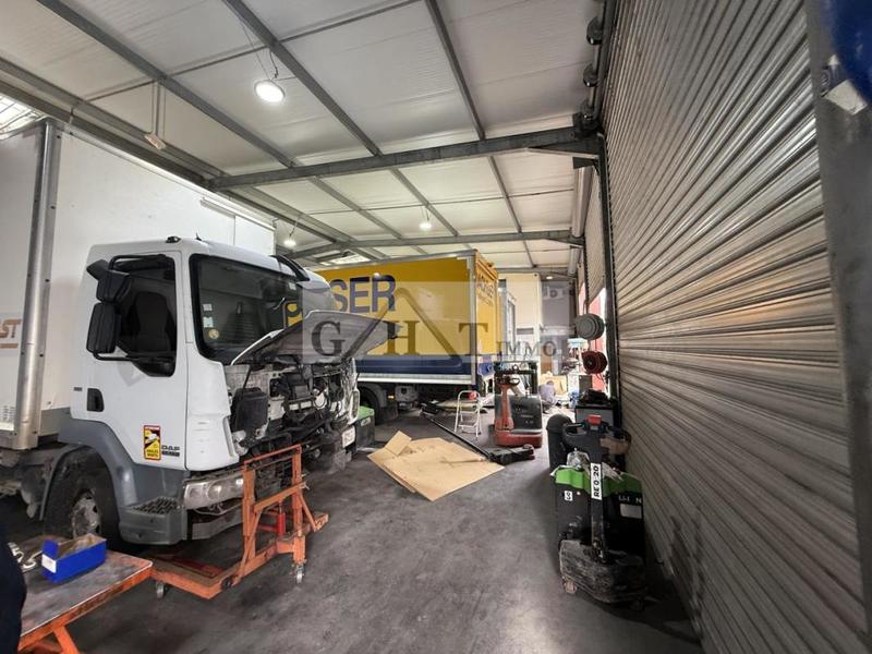 Entrepôt - 1 060 m²