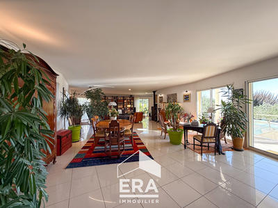 Maison - 325 m² - 10 pièces