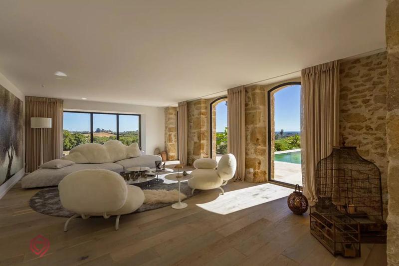 Maison - 233 m² - 5 pièces