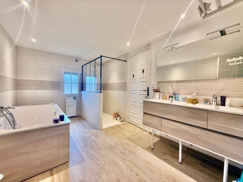 Maison - 270 m² - 7 pièces