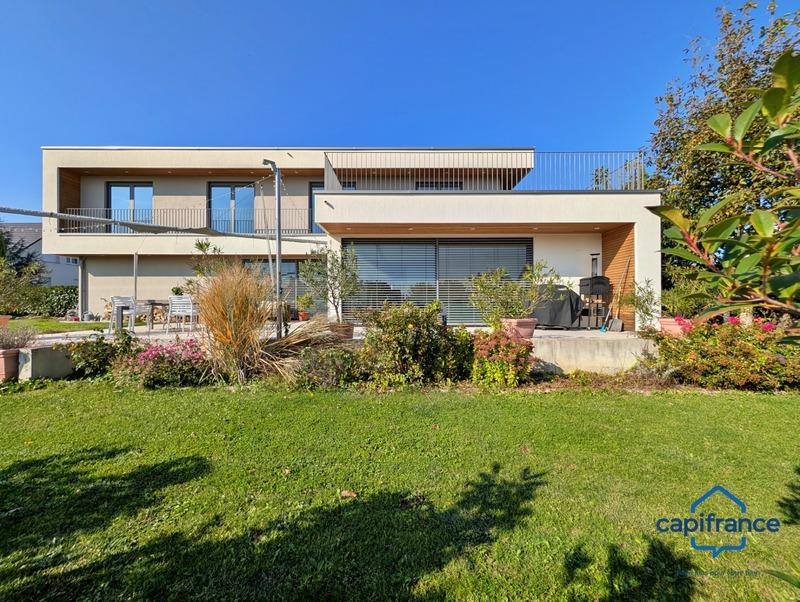 Maison - 220 m² - 9 pièces