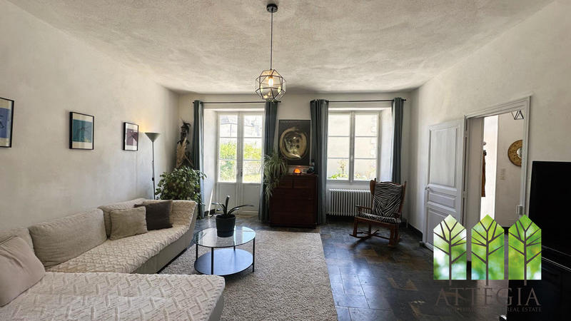 Maison - 317 m² - 14 pièces