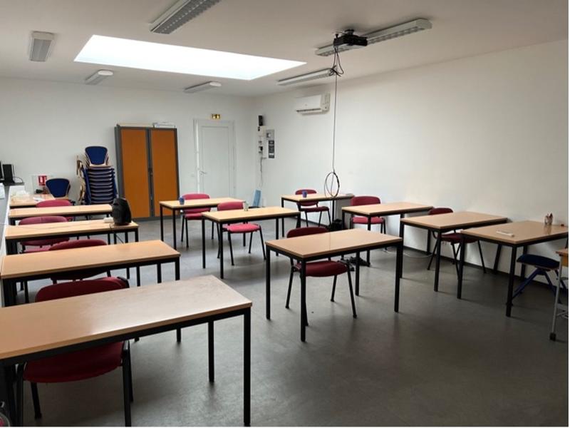 Local commercial - 1 221 m² - 8 pièces