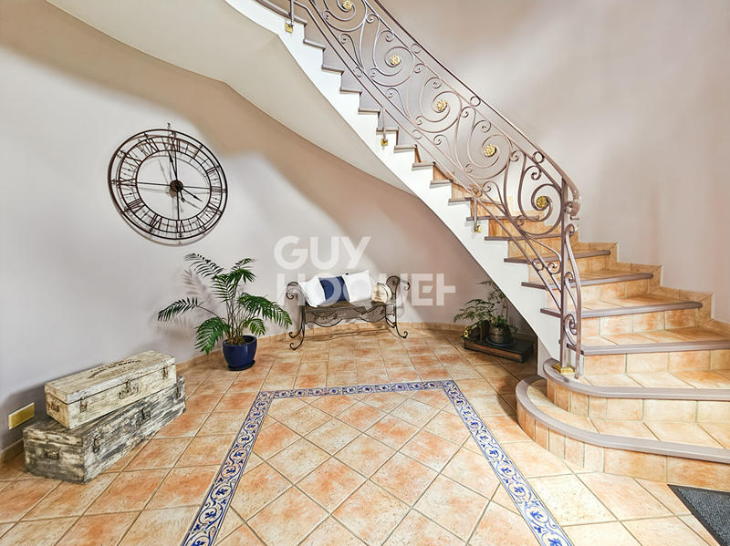 Maison - 340 m² - 10 pièces