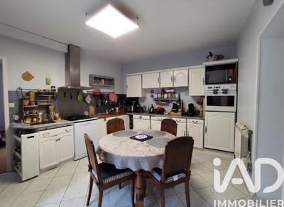 Maison - 220 m² - 9 pièces