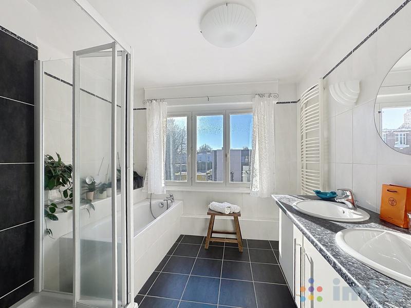 Maison - 256 m² - 8 pièces