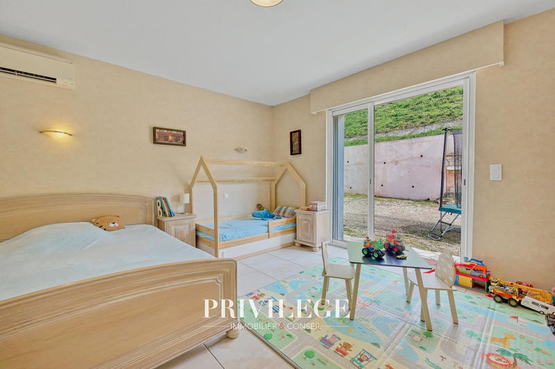 Villa - 240 m² - 8 pièces