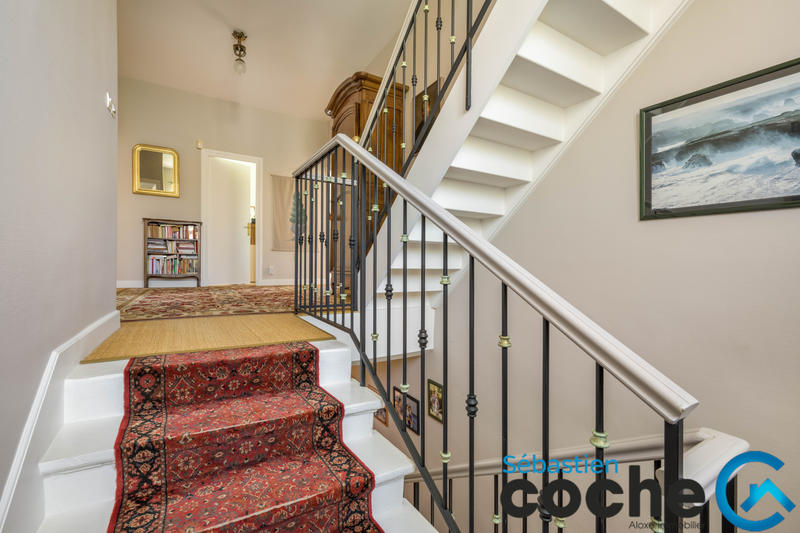 Maison - 245 m² - 8 pièces