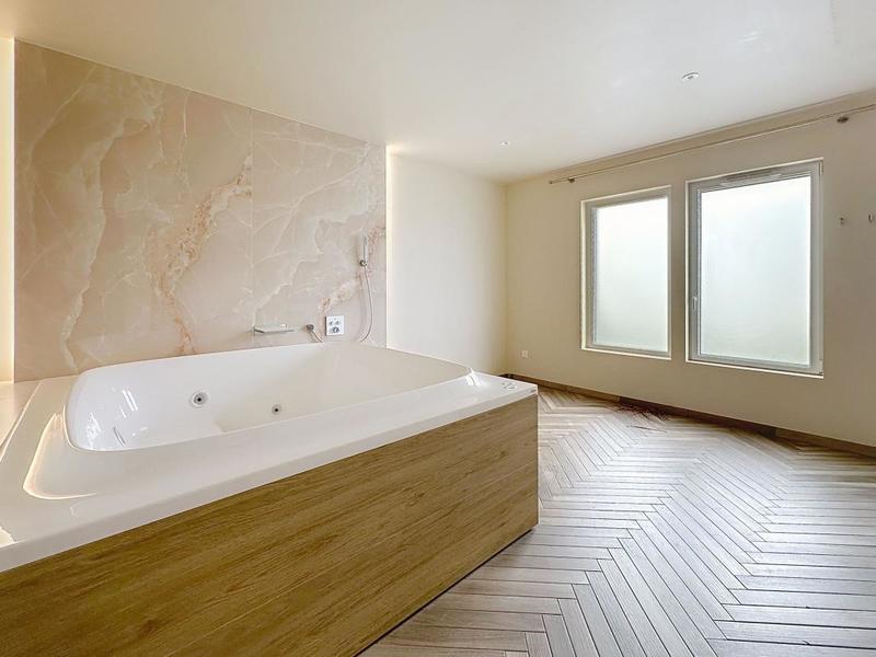 Santé - 121 m² - 6 pièces