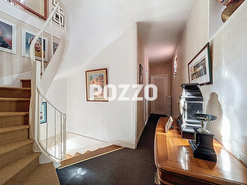 Maison - 225 m² - 10 pièces