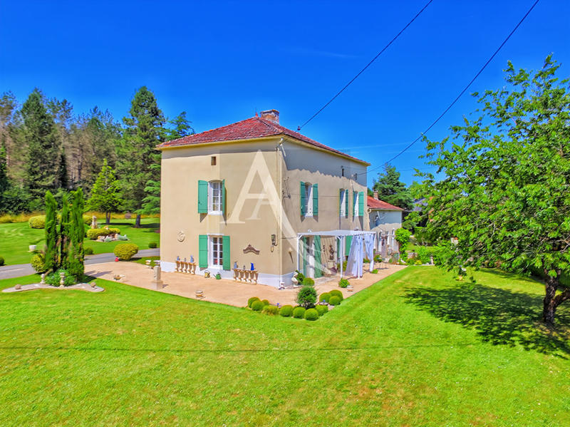 Maison - 263 m² - 12 pièces