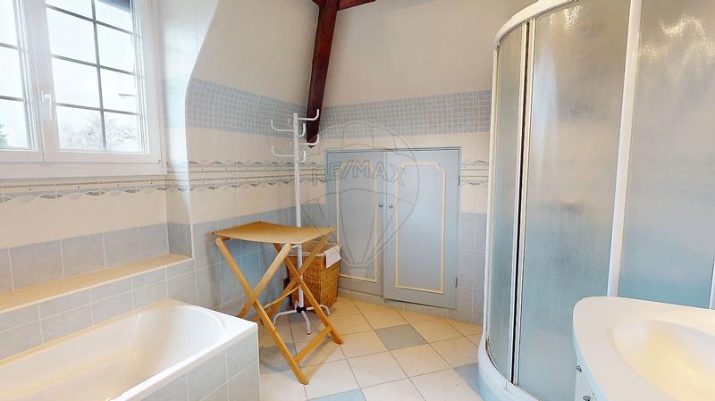 Maison - 233 m² - 8 pièces