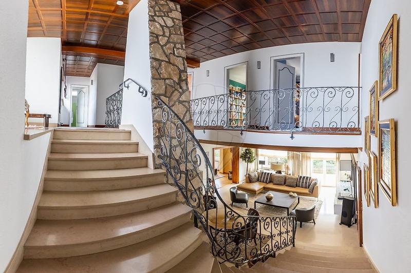 Maison - 280 m² - 10 pièces