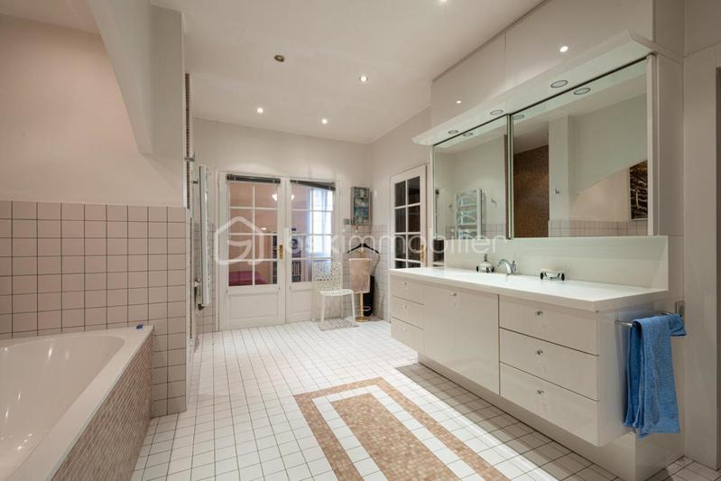 Appartement - 211 m² - 5 pièces