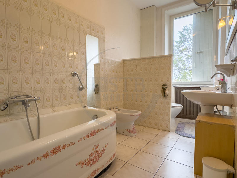 Propriété - 370 m² - 15 pièces