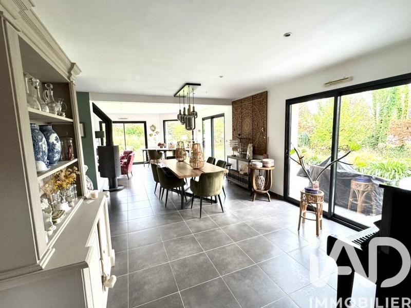 Maison - 222 m² - 7 pièces