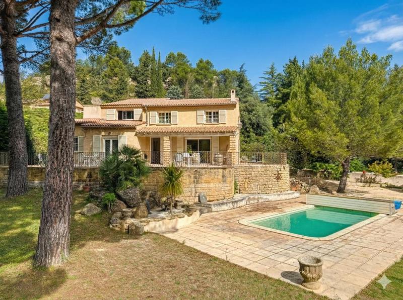 Maison - 210 m² - 6 pièces