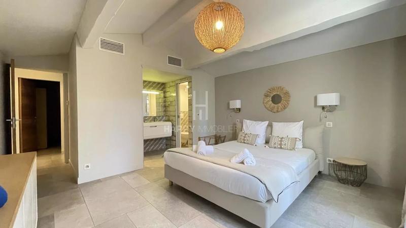 Maison - 222 m² - 7 pièces