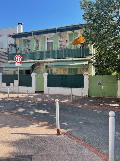 Studio - 85 m² - 4 pièces