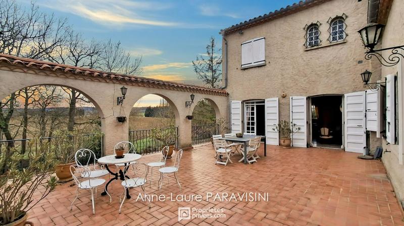 Maison - 267 m² - 10 pièces