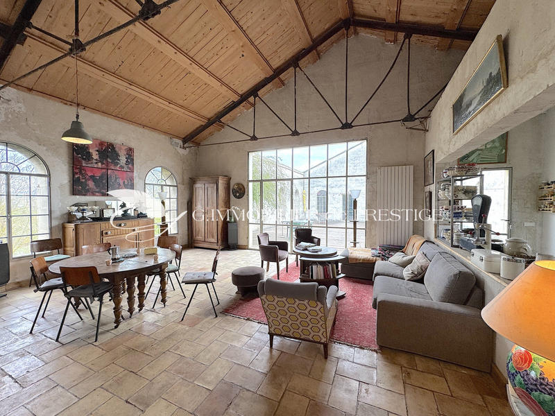 Propriété - 1 166 m² - 15 pièces