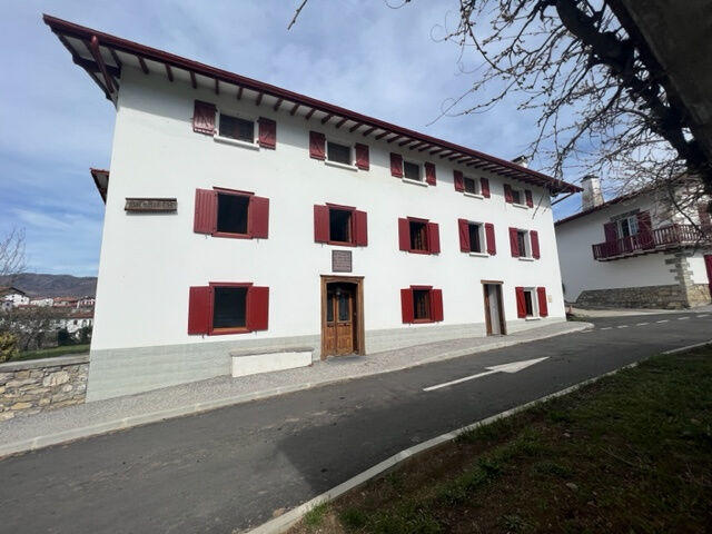 Maison - 214 m² - 10 pièces