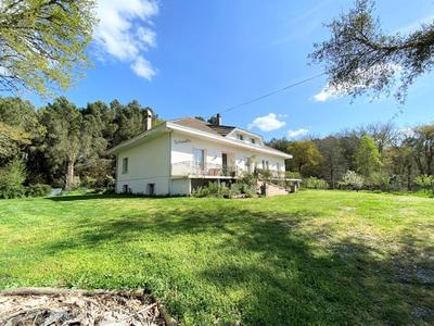 Maison - 220 m² - 7 pièces