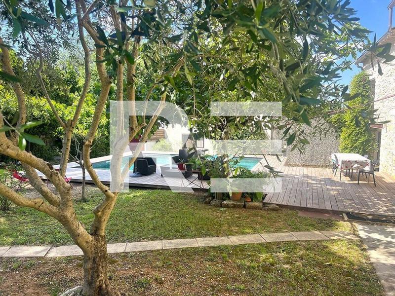 Maison - 310 m² - 11 pièces