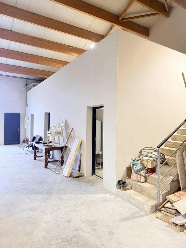 Local d'activité / Entrepôt - 261 m²