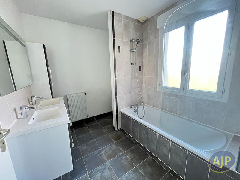 Maison - 96 m² - 4 pièces