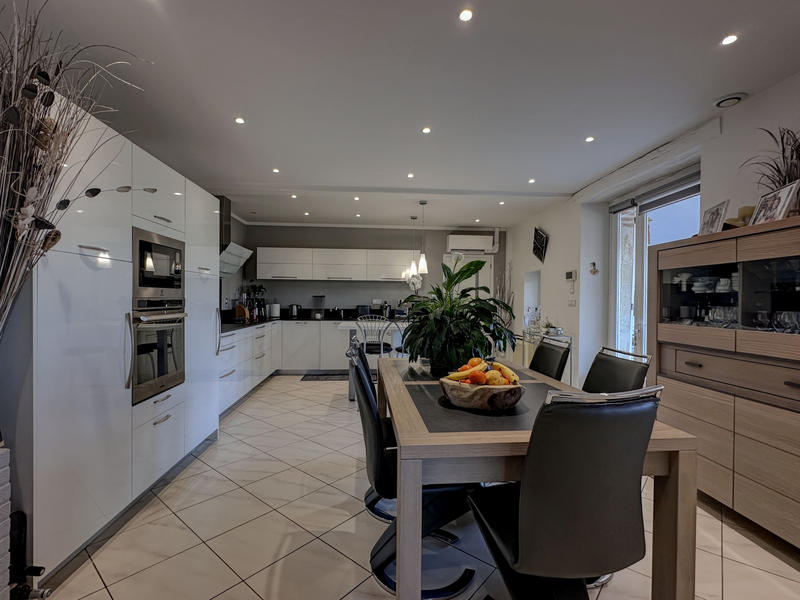 Maison - 213 m² - 7 pièces