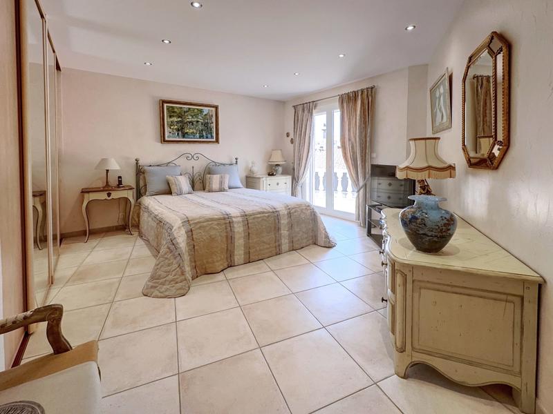 Maison - 244 m² - 8 pièces