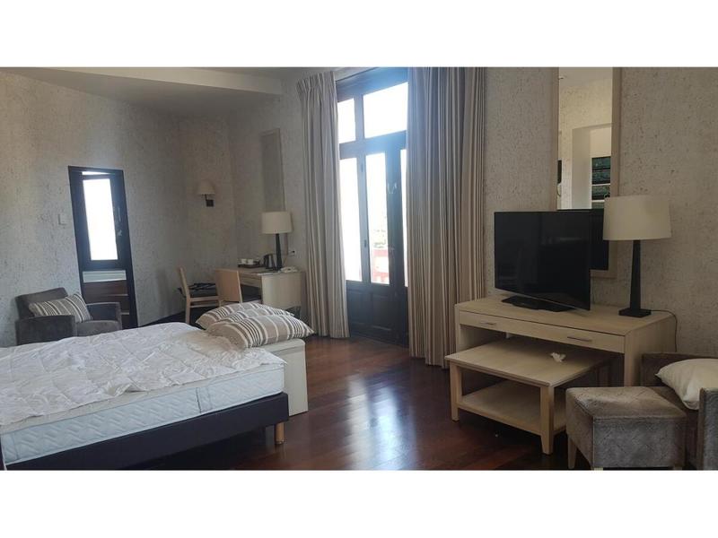 Local commercial - 2 459 m² - 70 pièces