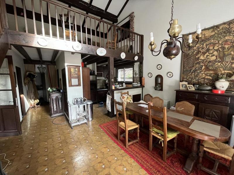 Propriété - 220 m² - 10 pièces