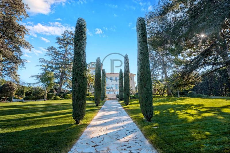 Villa - 1 000 m² - 15 pièces