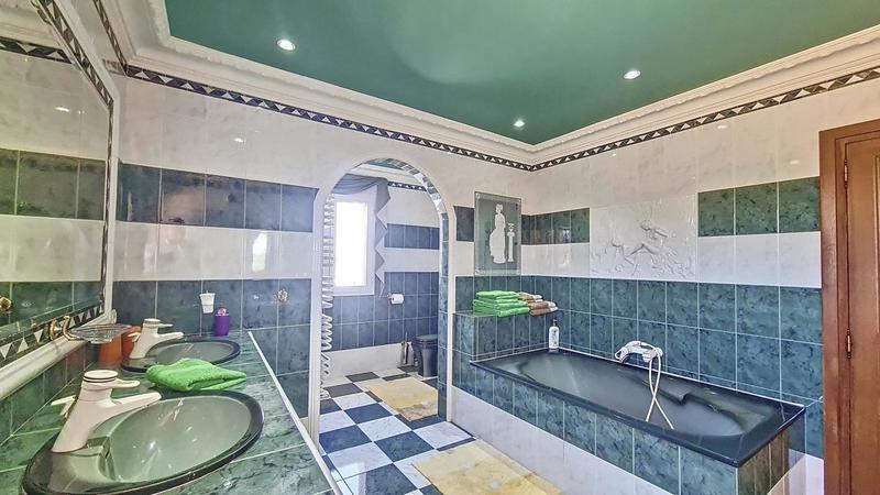 Propriété - 420 m² - 9 pièces