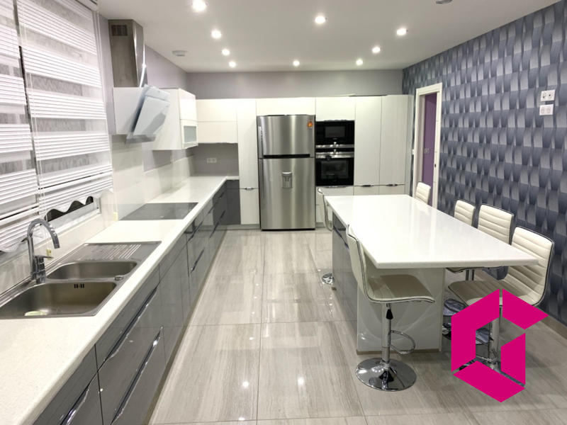 Maison - 260 m² - 7 pièces