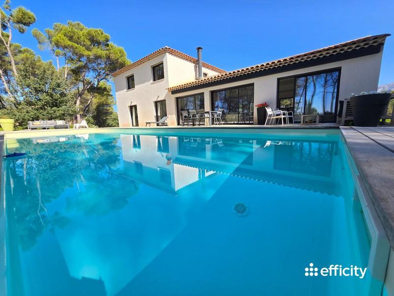 Maison - 232 m² - 7 pièces